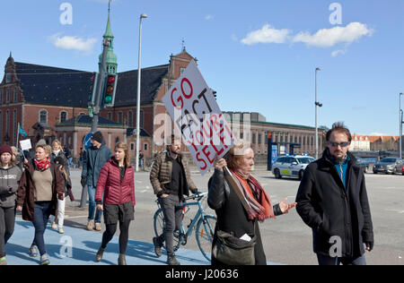 Der Marsch für die Wissenschaft in Kopenhagen kommt in Christiansborg Castle Square nach einem zweistündigen Marsch durch Kopenhagen von Niels Bohr Institut. Stockfoto