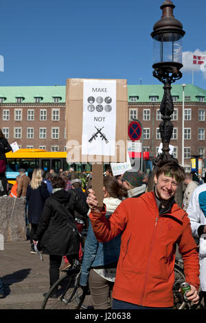 Der Marsch für die Wissenschaft in Kopenhagen kommt in Christiansborg Castle Square nach einem zweistündigen Marsch durch Kopenhagen von Niels Bohr Institut. Stockfoto