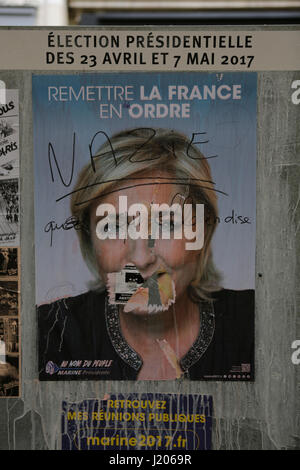 Paris, Frankreich. 22. April 2017. Ein Wahlplakat von Marine Le Pen von der Front National Party hat mit den Worten "Nazi" entstellt worden. Während der offiziellen Wahlkampf einen Tag vor der Wahl abgeschlossen haben, hängen verunstaltete Wahlplakat und einige Witz-Plakat noch durch die Straßen von Paris. Bildnachweis: Michael Debets/Pacific Press/Alamy Live-Nachrichten