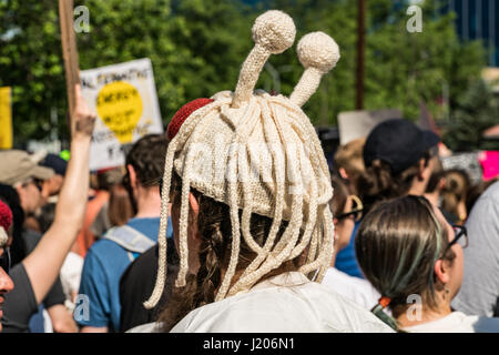 Ein Demonstrant auf dem Raleigh Marsch für die Wissenschaft trägt einen Hut Flying Spaghetti Monster, während eine Menschenmenge versammelt Stockfoto