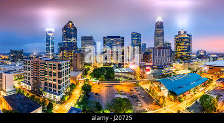 Blick auf die Skyline von Charlotte, NC an einem nebligen Abend. Charlotte ist die größte Stadt im Bundesstaat North Carolina und die 17.-größte Stadt in der Stockfoto