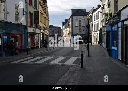 Die Straßen von Kilkenny an einem dumpfen Frühlingsmorgen im April Stockfoto