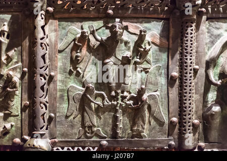 VERONA, Italien - 27. März 2017: Bronze Panel auf Tor in der Basilica di San Zeno (San Zeno Maggiore, San Zenone) in Verona Stadt. Kirche wurde gebaut, über die Stockfoto