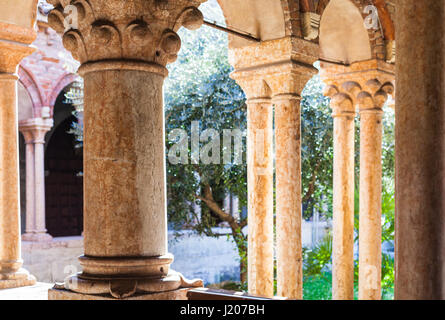 VERONA, Italien - 27. März 2017: Spalten des Klosters von Basilica di San Zeno (San Zeno Maggiore, San Zenone) in Verona Stadt. Kirche wurde gebaut, über die Stockfoto