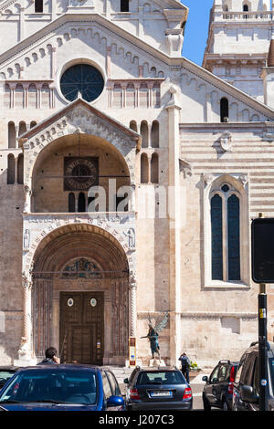 VERONA, Italien - 27. März 2017: Menschen in der Nähe von Dom in Verona Stadt (Cattedrale Santa Maria Matricolar, Duomo di Verona) im Frühjahr. Die Kirche Stockfoto