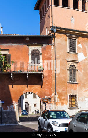 VERONA, Italien - 27. März 2017: Gebäude der Biblioteca Capitolare in Verona Stadt. Der Kapitelsaal Bibliothek von Verona ist eine der ältesten Bibliotheken in th Stockfoto