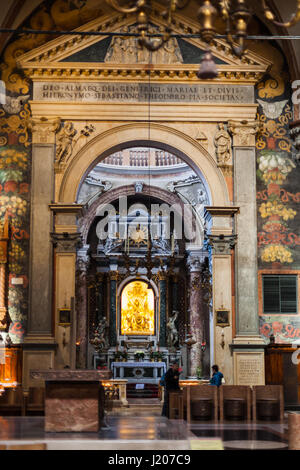 VERONA, Italien - 27. März 2017: Hauptschiff der Kathedrale Duomo in Verona Stadt (Cattedrale Santa Maria Matricolar, Duomo di Verona). Die Kirche war weihen Stockfoto