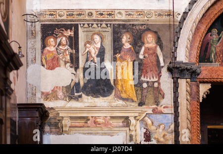 VERONA, Italien - 27. März 2017: Wandmalerei in Chiesa di Sant Anastasia in Verona Stadt. Sant Anastasia ist eine Kirche des Dominikanerordens in Verona, Stockfoto