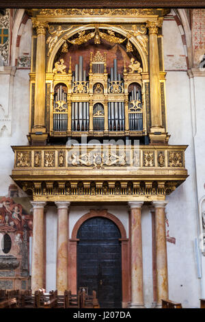 VERONA, Italien - 27. März 2017: Orgel in Chiesa di Sant Anastasia in Verona Stadt. Sant Anastasia ist eine Kirche des Dominikanerordens in Verona, war es Stockfoto