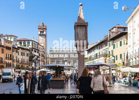 VERONA, Italien - 27. März 2017: Menschen auf städtischen Markt auf der Piazza Delle Erbe in Verona Stadt im Frühjahr. Verona ist die Stadt an der Etsch, eines der se Stockfoto