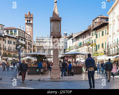 VERONA, Italien - 27. März 2017: Touristen auf städtischen Markt auf der Piazza Delle Erbe in Verona Stadt im Frühjahr. Verona ist die Stadt an der Etsch, eines der Stockfoto