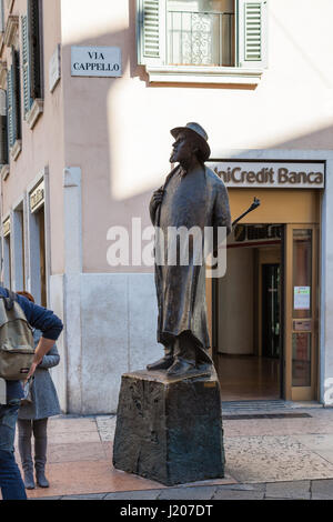 VERONA, Italien - 27. März 2017: Bronze-Skulptur des Dichters Berto Barbarani Künstlers Novello Finotty auf Piazza Delle Erbe (Marktplatz) in Verona ci Stockfoto