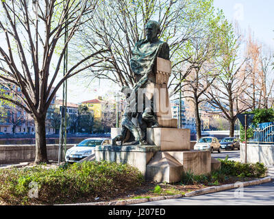 VERONA, Italien - 27. März 2017: Denkmal von Carlo Montanari am Ufer Lungadige Sammicheli im Frühjahr. Carlo Montanari war Patriot des italienischen R Stockfoto