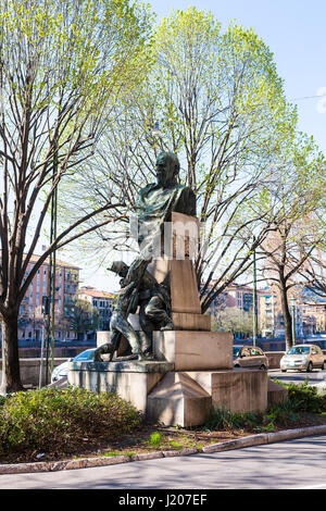 VERONA, Italien - 27. März 2017: Statue von Carlo Montanari am Ufer Lungadige Sammicheli im Frühjahr. Carlo Montanari war Patriot des italienischen Ris Stockfoto