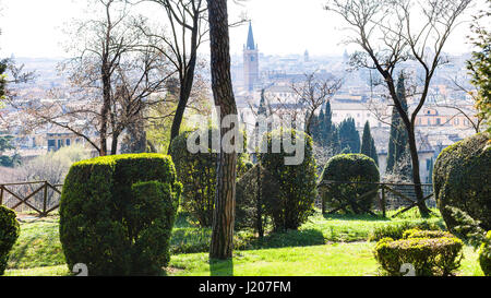 VERONA, Italien - 27. März 2017 - Blick auf Verona Stadt von Giusti Garten im Frühjahr. Giusti Garten ist der italienische Renaissancegarten, es war plante Stockfoto