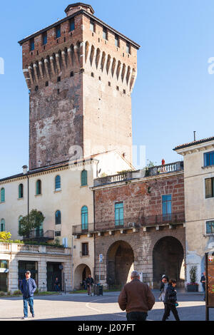 VICENZA, Italien - 28. März 2017: Menschen auf der Straße Corso Andrea Palladio in der Nähe von Porta Castello in Vicenza Stadt im Frühjahr. Die Stadt des Palladio wurde l Stockfoto