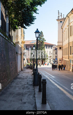 VICENZA, Italien - 28. März 2017: Menschen am Anfang der Straße Corso Andrea Palladio in Vicenza Stadt im Frühjahr. Die Stadt des Palladio wurde Liste Stockfoto