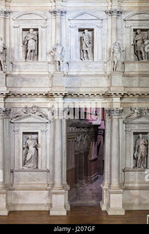 VICENZA, Italien - 28. März 2017: innere Bühne des Teatro Olimpico in Vicenza Stadt. Olympic Theatre wurde vom Architekten Andrea P 1580-1585 entworfen. Stockfoto