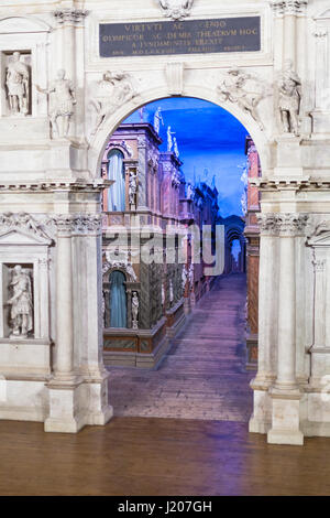 VICENZA, Italien - 28. März 2017: Street auf der Bühne des Teatro Olimpico in Vicenza Stadt innen. Olympic Theatre wurde 1580-1585 vom Architekten entworfen. Stockfoto