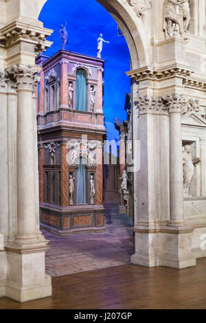 VICENZA, Italien - 28. März 2017: gemalt auf der Bühne im Inneren Teatro Olimpico in Vicenza Stadt Straße. Olympic Theatre wurde 1580-1585 von ar Stockfoto