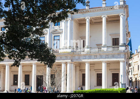 VICENZA, Italien - 28. März 2017: Touristen in der Nähe von Palazzo Chiericati in Vicenza Stadt im Frühjahr. Das Gebäude beherbergt seit 1855 das Museo Civico (Stadt Stockfoto
