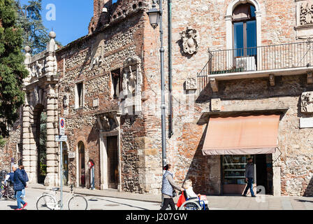 VICENZA, Italien - 28. März 2017: Menschen in der Nähe von Wänden des Tores zu Teatro Olimpico in Vicenza Stadt im Frühjahr. Die Stadt des Palladio hat als ein UN gelistet Stockfoto