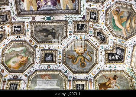 VICENZA, Italien - 28. März 2017: Ornament der Decke des Palazzo Chiericati in Vicenza Stadt. Das Gebäude beherbergt seit 1855 das Museo Civico (Stadt Stockfoto