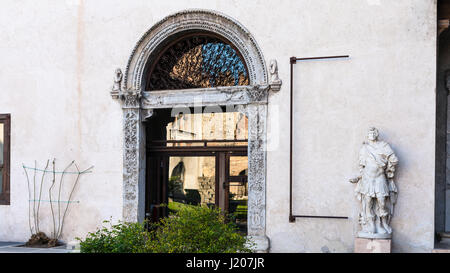 VERONA, Italien - 29. März 2017 - Eingang zum Museum Castelvecchio (Scaliger) Castel in Verona Stadt im Frühjahr. Bau des Schlosses wurde durchgeführt Stockfoto