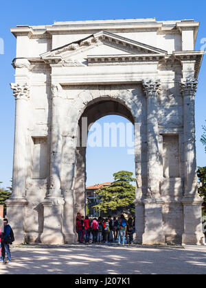 VERONA, Italien - 29. März 2017 - Touristen in der Nähe von Arco dei Gavi in Verona Stadt im Frühjahr. Bogen wurde in der zweiten Hälfte des ersten Jahrhunderts, im Jahre 1930 erbaut. Stockfoto