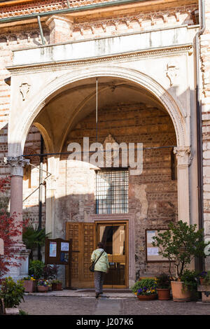 VERONA, Italien - 29. März 2017 - Tourist in der Nähe von Eingang in Chiesa di San Lorenzo in Verona Stadt. Kirche an diesem Ort war seit dem 4. Jahrhundert, Stockfoto