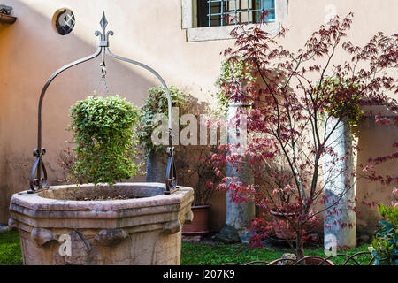 VERONA, Italien - 29. März 2017 - Garten im Kreuzgang in Chiesa di San Lorenzo in Verona Stadt. Kirche an diesem Ort war seit dem 4. Jahrhundert, pr Stockfoto