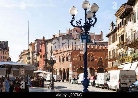 VERONA, Italien - 29. März 2017: Menschen am Markt auf der Piazza Delle Erbe (Marktplatz) in Verona im Frühjahr. Verona ist die Stadt an der Etsch, eines Stockfoto