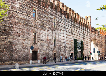 VERONA, Italien - 29. März 2017: Menschen in der Nähe von Cittadella Bezirk Wand in Verona Stadt. Dieser Bezirk wird genannt, weil hier, am Ende des vierzehnten Stockfoto