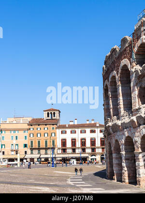 VERONA, Italien - 29. März 2017: Menschen, römische Arena am Piazza Bra in Verona im Frühjahr. Piazza Bra (The Bra) ist der größte Platz der Stadt Stockfoto