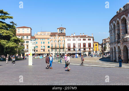 VERONA, Italien - 29. März 2017: Touristen in der Nähe der römischen Arena am Piazza Bra in Verona im Frühjahr. Piazza Bra (The Bra) ist der größte Platz der Stadt Stockfoto