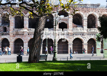 VERONA, Italien - 29. März 2017: Blick auf Touristen und römische Arena aus Garten am Piazza Bra in Verona im Frühjahr. Piazza Bra (The Bra) ist die größte pi Stockfoto