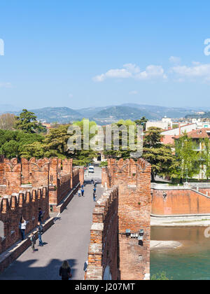 VERONA, Italien - 27. März 2017: über Ansicht von Castelvecchio (Scaliger) Brücke mit Touristen in Verona Stadt im Frühjahr. Die befestigte Brücke wurde ich gebaut Stockfoto