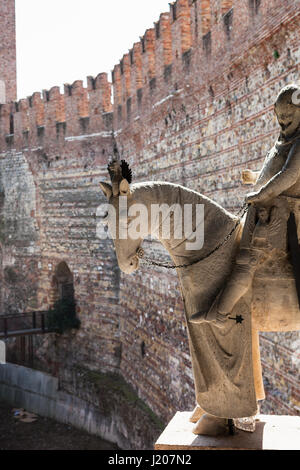 VERONA, Italien - 29. März 2017: im inneren Hof der Burg Castelvecchio in Verona Stadt. Bau des Schlosses wurde zwischen 1354 durchgeführt und Stockfoto