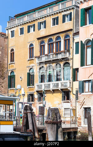 Venedig, Italien - 30. März 2017: Wasserbus-Haltestelle in der Nähe Rialtobrücke am Canale Grande in Venedig. Der Canal Grande bildet eines der wichtigsten Wasser-Verkehr-corrid Stockfoto