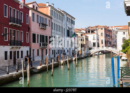 Venedig, Italien - 30. März 2017: Menschen am Ufer des Kanals Rio San Lorenzo in Venedig im Frühjahr. Die Stadt hat etwa 50.000 Touristen pro Tag und nur ein Stockfoto