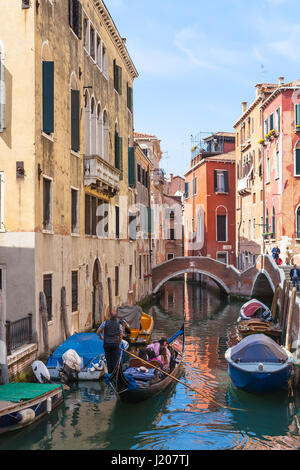 Venedig, Italien - 30. März 2017: Touristen in Gondeln am Kanal Rio del Mondo Novo in Venedig Stadt. Die Stadt hat etwa 50000 Touristen pro Tag und nur arou Stockfoto