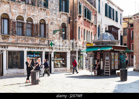 Venedig, Italien - 30. März 2017: Touristen auf Campo San Polo in Venedig Stadt im Frühjahr. Der Campo San Polo ist die größte Campo in Venedig, der zweite lar Stockfoto