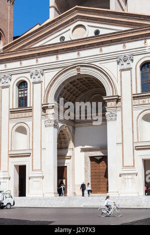 MANTUA, Italien - 31. März 2017: Menschen in der Nähe von Basilika von Sant'Andrea auf Piazza Andrea Mantegna in Mantua Stadt im Frühjahr. Bau der Kirche wurde betteln Stockfoto