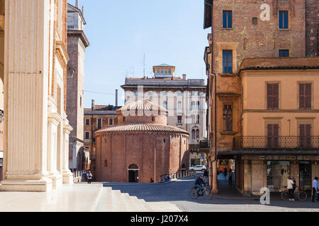 MANTUA, Italien - 31. März 2017: Menschen und Rotonda di San Lorenzo in der Nähe von Basilika von Sant'Andrea auf Piazza Andrea Mantegna in Mantua. Die Kirche in Roto Stockfoto