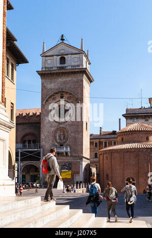 MANTUA, Italien - 31. März 2017: Touristen, Rotonda di San Lorenzo, Torre Orologio (Uhrturm) des Palazzo della Ragione in der Nähe von Basilika der Sant'And Stockfoto