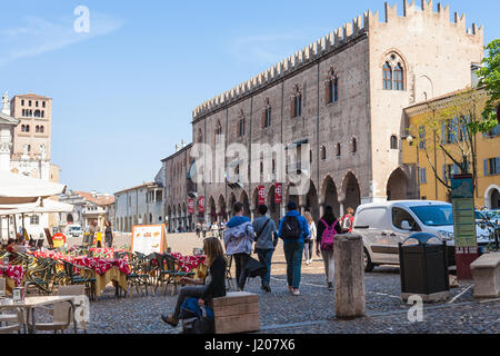 MANTUA, Italien - 31. März 2017: Menschen und Café am Piazza Sordello (Piazza San Pietro) in der Nähe von Palazzo Ducale di Mantova (Palazzo del Capitano, Reggia de Stockfoto