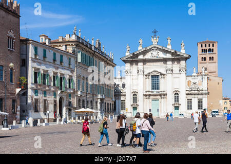 MANTUA, Italien - 31. März 2017: Touristen und Mantova Dom auf Piazza Sordello (Piazza San Pietro) in Mantua. Die heutige Kathedrale wurde rebui Stockfoto