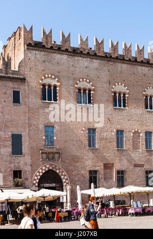 MANTUA, Italien - 31. März 2017: Touristen in der Nähe von Palazzo Bonacolsi (Castiglioni) auf Piazza Sordello (Piazza San Pietro) in Mantua. Der Palast gekrönt von G Stockfoto