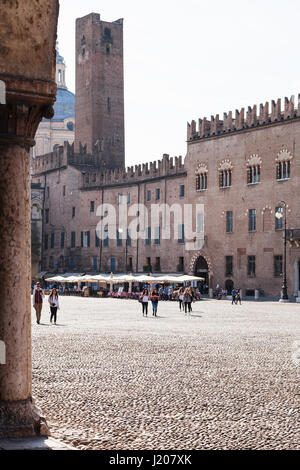 MANTUA, Italien - 31. März 2017: Blick auf Torre della Gabbia und Palazzo Bonacolsi (Castiglioni) auf Piazza Sordello in Mantua. Der Palast von Ghib gekrönt Stockfoto