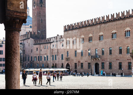 MANTUA, Italien - 31. März 2017: Touristen und Palazzo Bonacolsi (Castiglioni) auf Piazza Sordello in Mantua. Der Palast gekrönt von ghibellinischen Zinnen, wa Stockfoto